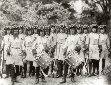 97058 Afbeelding van een groep anonymi bij het onderdeel Vrede van Utrecht in de maskerade ter gelegenheid van het 50e ...